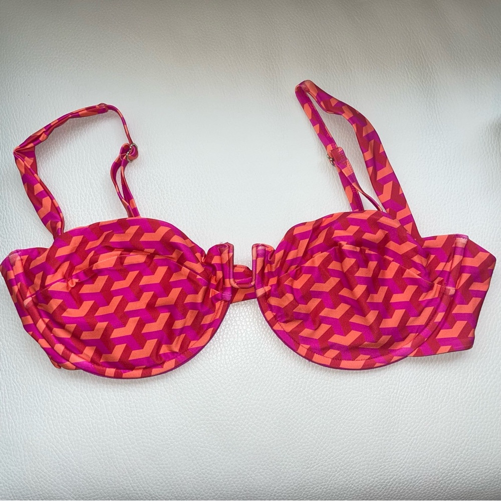 Monday Swimwear Cala Roja Top Fuchsia Geo Size VV